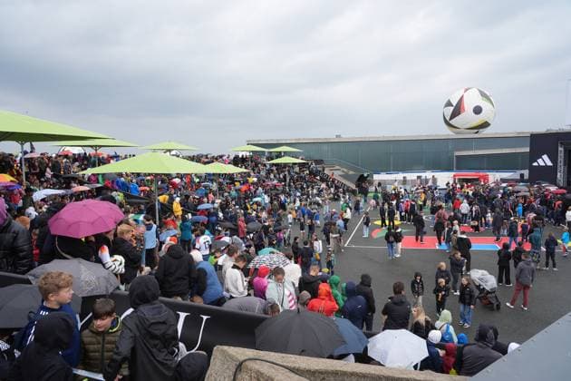 Fans wait in the rain for the team at the World of Adidas Herzo Base 31 05 2024 Arrival of the German national team for the European Championship preparation, World of Adidas, Herzogenaurach