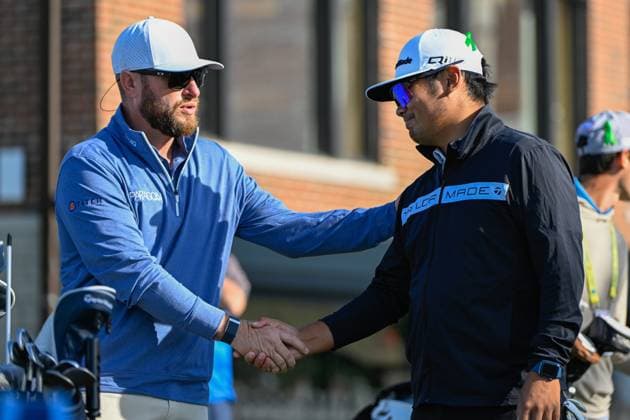 ANCASTER, ON - MAY 31: Erik Barnes (USA) shakes hands with Ryo Hisatsune (JPN) on the tee on 10 before the second round of the RBC Canadian Open on May 31, 2024 at Hamilton Golf & Country Club in Ancaster, Ontario, Canada. (Photo by Ken Murray Icon Sportswire) GOLF: MAY 31 PGA, Golf Herren RBC Canadian Open EDITORIAL USE ONLY Icon240531001