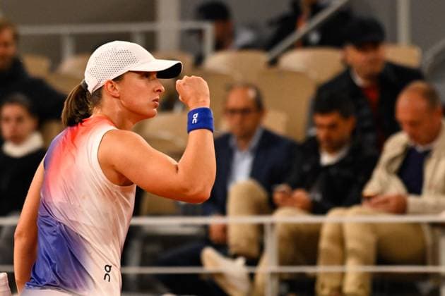Iga Swiatek ( POL ) celebrates during the 2024 French Open at Roland Garros on May 31, 2024 in Paris, France. ( Photo by federico pestellini panoramic ) - TENNIS : Roland Garros 2024 - Internationaux de France - 31 05 2024 FedericoPestellini Panoramic 