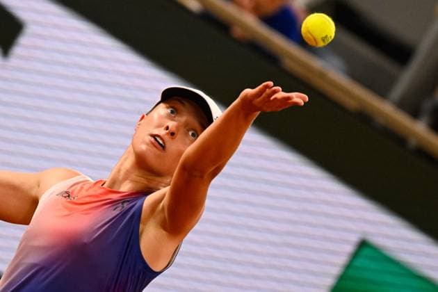 Iga Swiatek ( POL ) serves during the 2024 French Open at Roland Garros on May 31, 2024 in Paris, France. ( Photo by federico pestellini panoramic ) - TENNIS : Roland Garros 2024 - Internationaux de France - 31 05 2024 FedericoPestellini Panoramic 