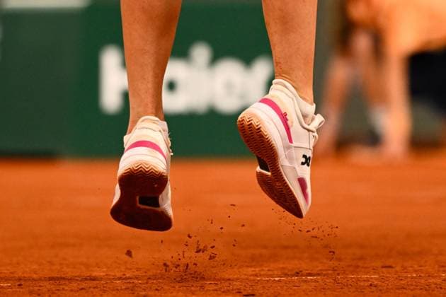 A detailed view of the shoes of Iga Swiatek ( POL ) during the 2024 French Open at Roland Garros on May 31, 2024 in Paris, France. ( Photo by federico pestellini panoramic ) - TENNIS : Roland Garros 2024 - Internationaux de France - 31 05 2024 FedericoPestellini Panoramic 