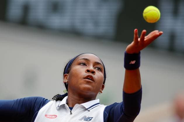 31 05 2024 Tennis, French Open 2024 Roland Garros, FRA, Women™s Singles Court Philippe Chatrier THIRD ROUND Coco Gauff USA Dayana Yastremska Ukraine Picture from left Coco Gauff USA makes a serve Copyright: HMBxMedia AntonioxBorga