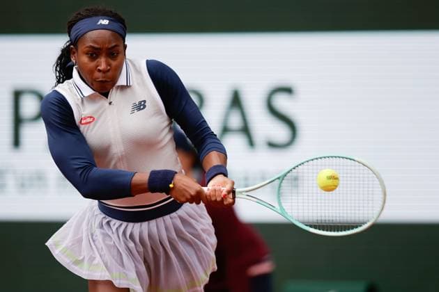 31 05 2024 Tennis, French Open 2024 Roland Garros, FRA, Women™s Singles Court Philippe Chatrier THIRD ROUND Coco Gauff USA Dayana Yastremska Ukraine Picture from left Coco Gauff USA plays a backhand Copyright: HMBxMedia AntonioxBorga