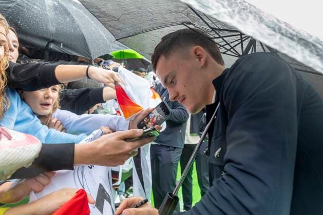 Report 31 05 2024 Arrival party of the German mens national team at adidas in Herzogenaurach in pouring rain Florian Wirtz immediately signs autographs Herzogenaurach Bavaria Germany