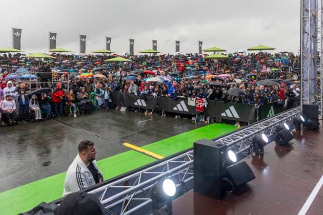 Report 31 05 2024 Arrival party of the German mens national team at adidas in Herzogenaurach in pouring rain Hundreds of mainly young supporters of the national team in heavy rain in front of the stage Herzogenaurach Bavaria Germany