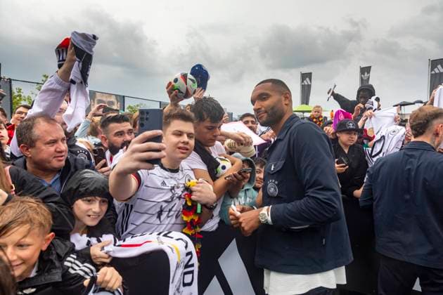 Report 31 05 2024 Arrival party of the German mens national team at adidas in Herzogenaurach in pouring rain Jonathan Tah from the 2024 double winner is a sought-after selfie partner Herzogenaurach Bavaria Germany