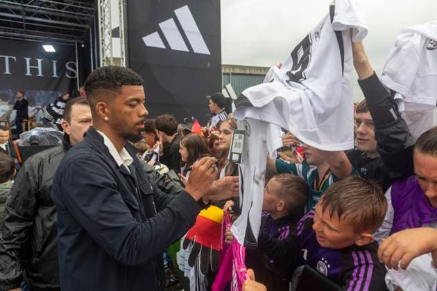 Report 31 05 2024 Arrival party of the German mens national team at adidas in Herzogenaurach in pouring rain Benjamin Henrichs from RB Leipzig signing autographs Herzogenaurach Bavaria Germany