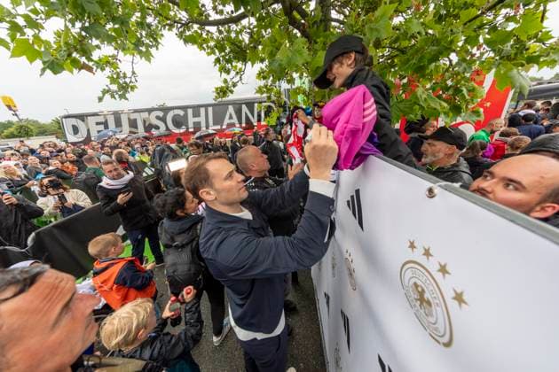 Report 31 05 2024 Arrival party of the German mens national team at adidas in Herzogenaurach in pouring rain Manuel Neuer with a heart for onlookers Herzogenaurach Bavaria Germany