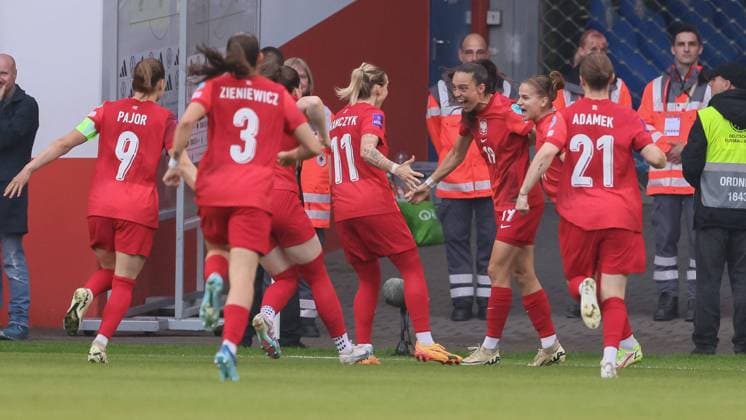 v li Players of Poland with goal celebration, cheering, cheering, optimistic, game scene, highlight, joy about the goal to 0 1, 31 05 2024, Rostock Germany , Football, European Championship Qualification Women, Germany Poland xobx