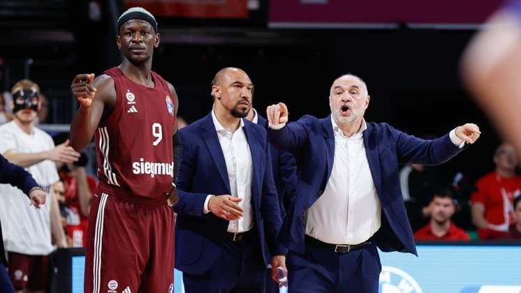 In the picture from left Isaac Bonga FC Bayern München Basketball , Co Coach Demond Greene FC Bayern München Basketball and Head Coach Pablo Laso FC Bayern München Basketball , Coaches Challenge 31 05 2024, FC Bayern Muenchen Basketball vs Wuerzburg Baskets, easyCredit BBL, Playoffs, Semifinal Game 2, Germany, Munich, BMW Park, Copyright: HMBxMedia xJulienxBecker