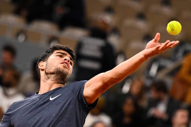 Carlos Alcaraz ( Espagne ) serves during the 2024 French Open at Roland Garros on May 31, 2024 in Paris, France. ( Photo by federico pestellini panoramic ) - TENNIS : Roland Garros 2024 - Internationaux de France - 31 05 2024 FedericoPestellini Panoramic 