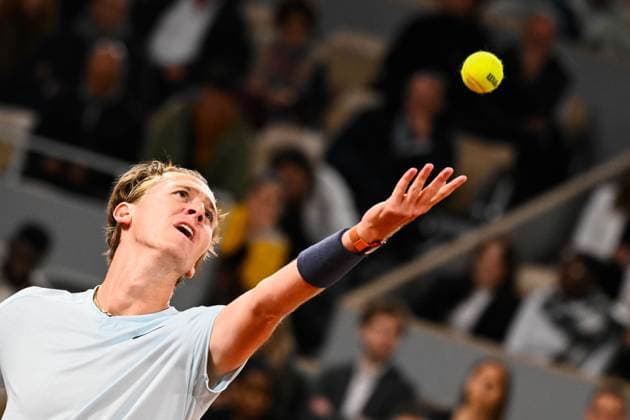 Sebastian Korda ( USA ) serves during the 2024 French Open at Roland Garros on May 31, 2024 in Paris, France. ( Photo by federico pestellini panoramic ) - TENNIS : Roland Garros 2024 - Internationaux de France - 31 05 2024 FedericoPestellini Panoramic 