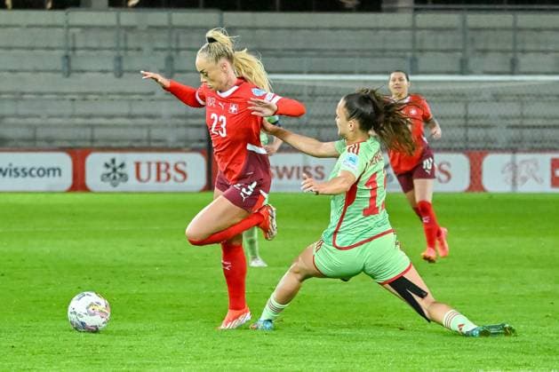 Alisha Lehmann Switzerland, 23 on the ball and past Diana Nemeth Hungary, 15 SUI, Switzerland Hungary, UEFA Womens Qualifier Euro 2025, League B, Group 1, Matchday 3, 31 05 2024 SUI, Switzerland Hungary, UEFA Womens Qualifier Euro 2025, League B, Group 1, Matchday 3, 31 05 2024 Biel Bienne Copyright: xEibner-Pressefoto ThomasxHessx EP_THS