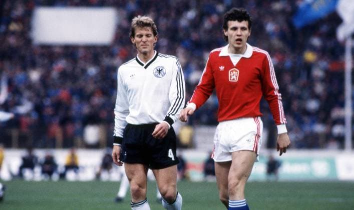 30.04.85 Tschecheslowakei - Deutschland Tschecheslowakei, Prag, 30.04.1985, Fussball, WM Qualifikation, Tschecheslowakei - DFB Deutschland (1:5): Karlheinz Förster (Deutschland). *** 30 04 85 Czechoslovakia Germany Czechoslovakia, Prague, 30 04 1985, Soccer, World Cup Qualification, Czechoslovakia DFB Germany 1 5 Karlheinz Förster Germany
