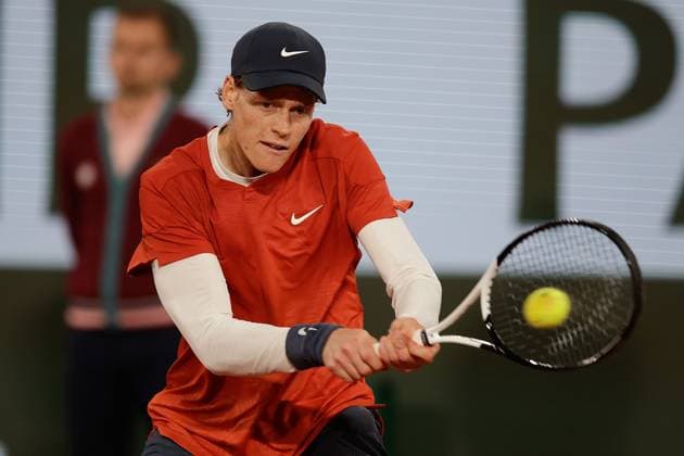 31 05 2024 Tennis, French Open 2024 Roland Garros, FRA, picture from left Jannik Sinner plays a backhand Copyright: HMBxMedia AntonioxBorga