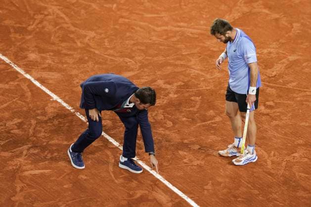 Sport Bilder des Tages TENNIS - French Open 2024 PARIS,FRANCE,31.MAY.24 - TENNIS - ATP, Tennis Herren World Tour, French Open, Roland Garros, Grand Slam. Image shows the chair umpire and Corentin Moutet (FRA).  GEPAxpictures xPatrickxSteiner
