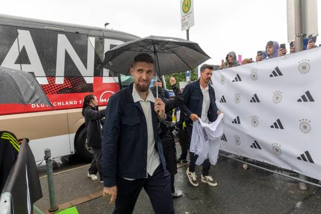 Report 31 05 2024 Arrival party of the German mens national team at adidas in Herzogenaurach in pouring rain Robert Andrich Herzogenaurach Bavaria Germany