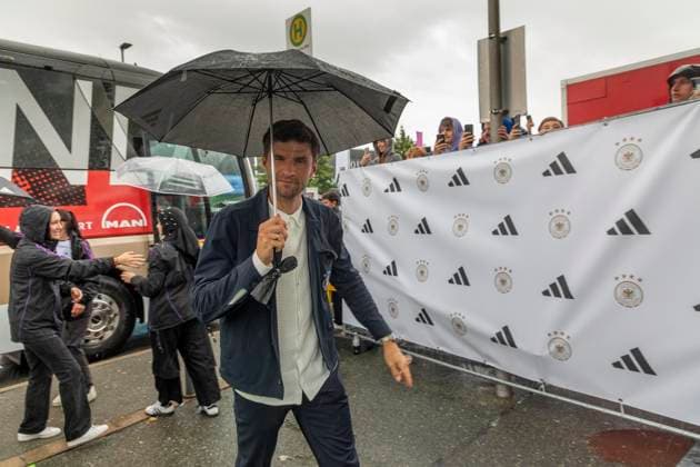 Report 31 05 2024 Arrival party of the German mens national team at adidas in Herzogenaurach in pouring rain Thomas Müller Herzogenaurach Bavaria Germany