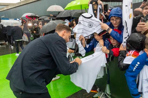 Report 31 05 2024 Arrival party of the German mens national team at adidas in Herzogenaurach in pouring rain In the front row to collect autographs Herzogenaurach Bavaria Germany
