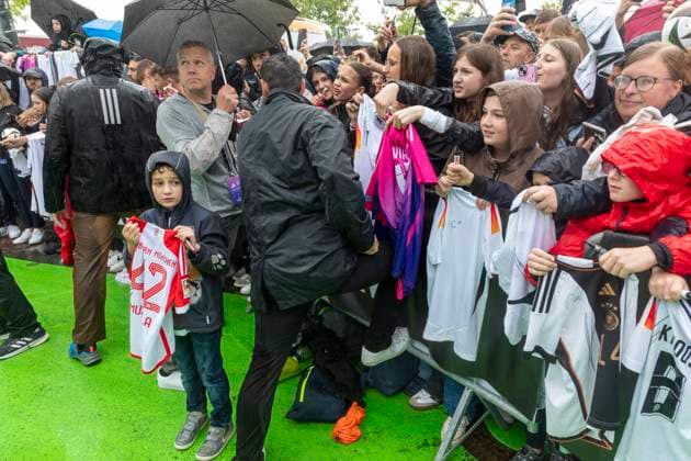 Report 31 05 2024 Arrival party of the German mens national team at adidas in Herzogenaurach in pouring rain In the front row to collect autographs Herzogenaurach Bavaria Germany