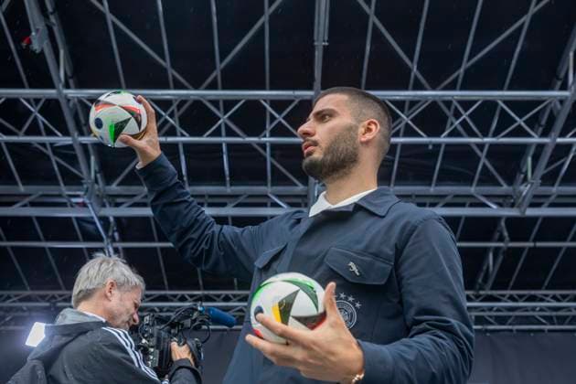 Report 31 05 2024 Arrival party of the German mens national team at adidas in Herzogenaurach in pouring rain Handing out balls to the fans Herzogenaurach Bavaria Germany