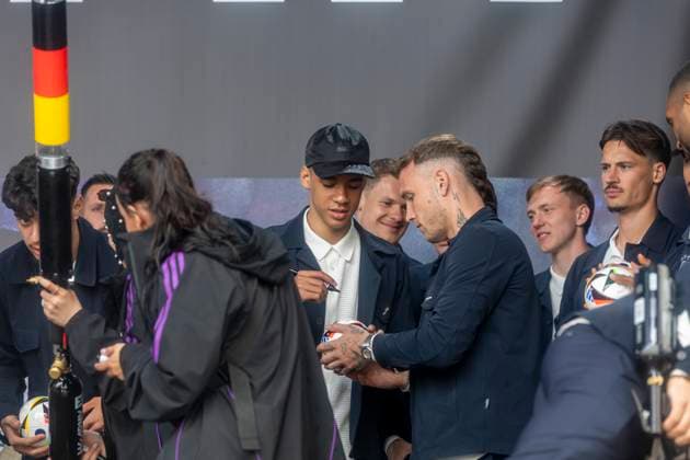 Report 31 05 2024 Arrival party of the German mens national team at adidas in Herzogenaurach in pouring rain Jamal Musiala signs Herzogenaurach Bavaria Germany