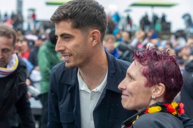Report 31 05 2024 Arrival party of the German mens national team at adidas in Herzogenaurach in pouring rain Selfie with favorite player Kai Havertz Herzogenaurach Bavaria Germany