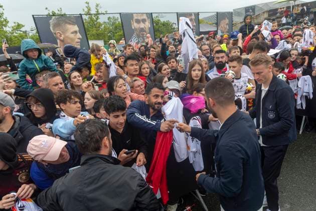 Report 31 05 2024 Arrival party of the German mens national team at adidas in Herzogenaurach in pouring rain Fans and players Herzogenaurach Bavaria Germany