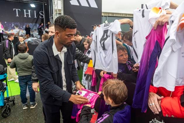 Report 31 05 2024 Arrival party of the German mens national team at adidas in Herzogenaurach in pouring rain Benjamin Henrichs with many jerseys Herzogenaurach Bavaria Germany