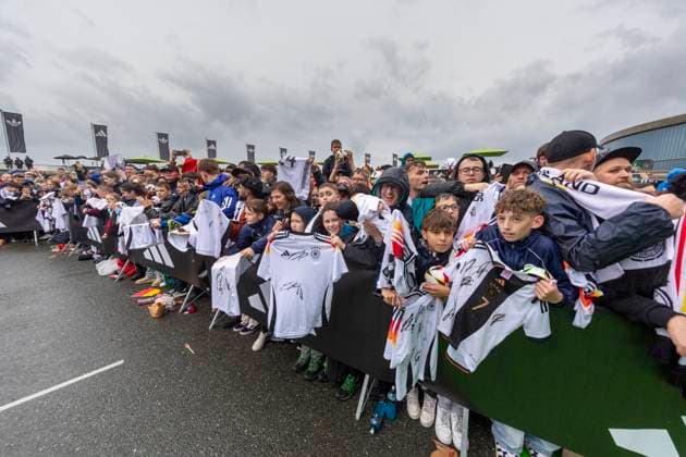 Report 31 05 2024 Arrival party of the German mens national team at adidas in Herzogenaurach in pouring rain Crowds of fans wait for their idols Herzogenaurach Bavaria Germany