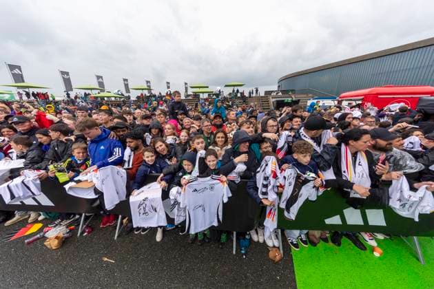 Report 31 05 2024 Arrival party of the German mens national team at adidas in Herzogenaurach in pouring rain Crowds of fans wait for their idols Herzogenaurach Bavaria Germany