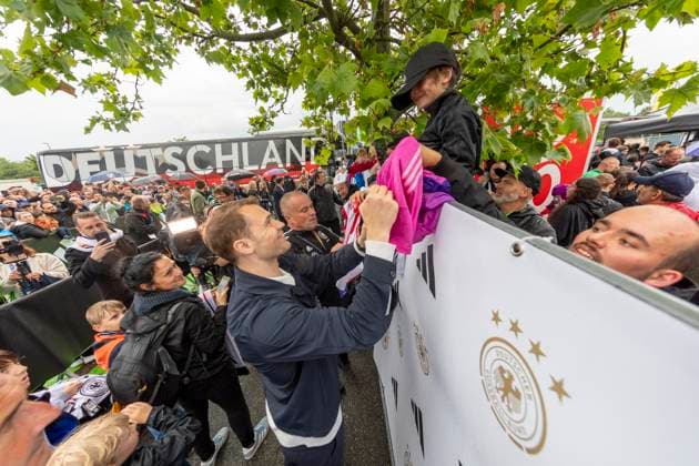 Report 31 05 2024 Arrival party of the German mens national team at adidas in Herzogenaurach in pouring rain Both are happy, Manuel Neuer and the little onlooker Herzogenaurach Bavaria Germany