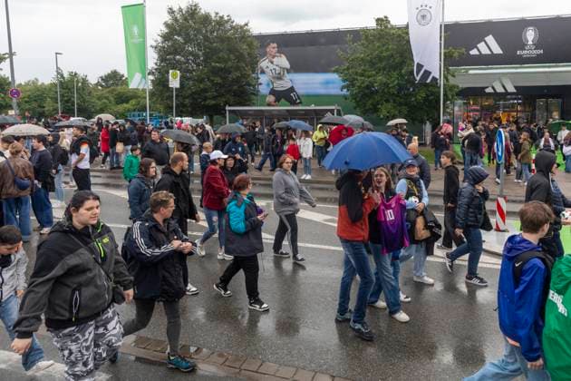 Report 31 05 2024 Arrival party of the German mens national team at adidas in Herzogenaurach in pouring rain Really many fans at adidas and the stores Herzogenaurach Bavaria Germany