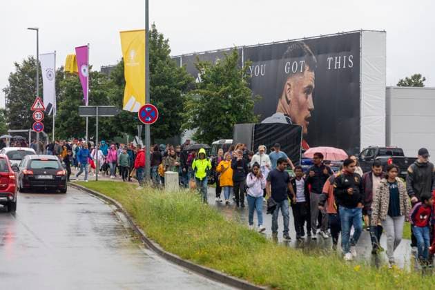 Report 31 05 2024 Arrival party of the German mens national team at adidas in Herzogenaurach in pouring rain Really many fans at adidas and the stores Herzogenaurach Bavaria Germany