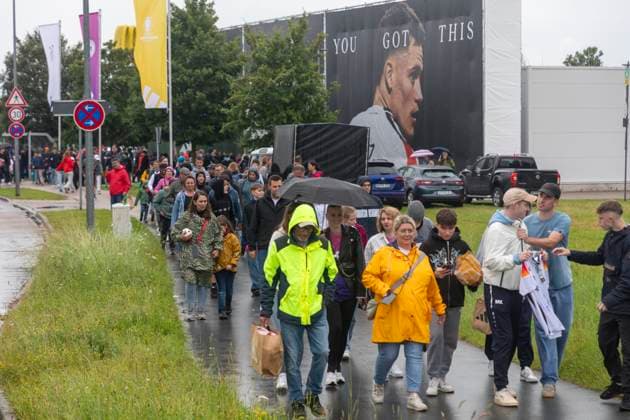 Report 31 05 2024 Arrival party of the German mens national team at adidas in Herzogenaurach in pouring rain Really many fans at adidas and the stores Herzogenaurach Bavaria Germany