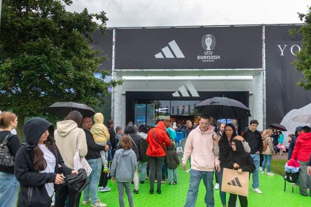 Report 31 05 2024 Arrival party of the German mens national team at adidas in Herzogenaurach in pouring rain Many fans then went straight to the adidas brand store Herzogenaurach Bavaria Germany