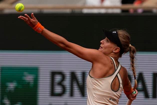 PARIS, FRANCE - MAY 31: Dayana Yastremska of Ukraine serves during the 3rd round of Roland Garros 2024 match between Coco Gauff vs Dayana Yastremska at Roland Garros Stadium on May 31, 2024 in Paris, France. (Photo by Glenn Gervot Icon Sportswire) TENNIS: MAY 31 Roland-Garros EDITORIAL USE ONLY Icon2024053119562024