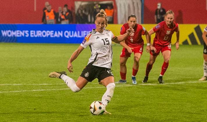 31 05 2024, Football, Women, European Championship Qualification, European Championship Qualification, Matchday 3, Germany Poland, Giulia Gwinn Germany, in front scores the 4 1 Rostock Ostseestadion Mecklenburg Vorpommern Germany from the penalty spot