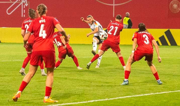31 05 2024, Football, Women, European Championship Qualification, European Championship Qualification, Matchday 3, Germany Poland, Klara Brühl Germany, 3 v re shoots the ball on goal Rostock Ostseestadion Mecklenburg Vorpommern Germany