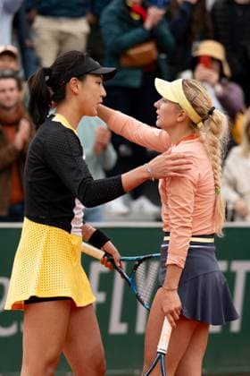 (240601) -- PARIS, June 1, 2024 -- Wang Xinyu (L) hugs with Anastasia Potapova after the women s singles third round match between Wang Xinyu of China and Anastasia Potapova of Russia at the French Open tennis tournament at Roland Garros, Paris, France, May 31, 2024. ) (SP)FRANCE-PARIS-TENNIS-FRENCH OPEN-WOMEN S SINGLES MengxDingbo 