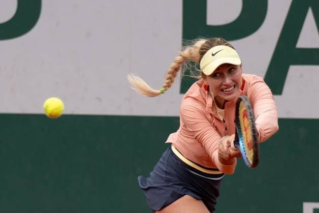 (240601) -- PARIS, June 1, 2024 -- Anastasia Potapova hits a return during the women s singles third round match between Wang Xinyu of China and Anastasia Potapova of Russia at the French Open tennis tournament at Roland Garros, Paris, France, May 31, 2024. ) (SP)FRANCE-PARIS-TENNIS-FRENCH OPEN-WOMEN S SINGLES MengxDingbo 