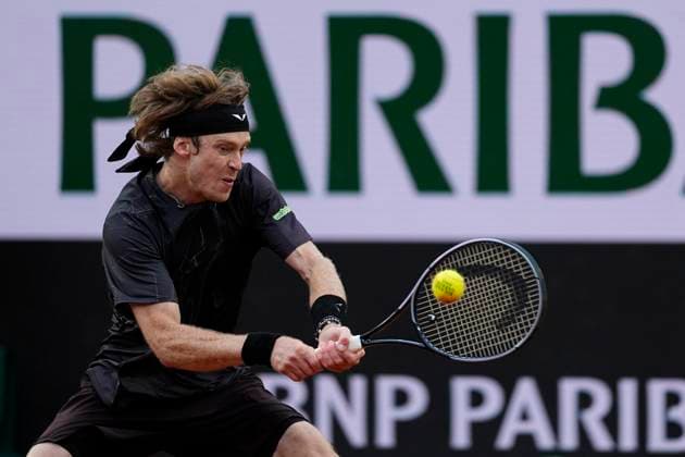 PARIS, FRANCE - MAY 31: Andrey Rublev plays a backhand shot during the 3rd round of Roland Garros 2024 match between Andrey Rublev vs Matteo Arnaldi at Roland Garros Stadium on May 31, 2024 in Paris, France. (Photo by Glenn Gervot Icon Sportswire) TENNIS: MAY 31 Roland-Garros EDITORIAL USE ONLY Icon2024053116772024
