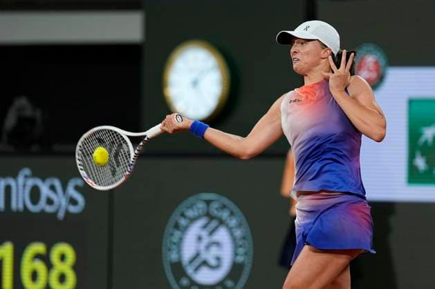 PARIS, FRANCE - MAY 31: Iga Swiatek of Poland makes a forehand shot during the 3rd round of Roland Garros 2024 match between vs at Roland Garros Stadium on May 31, 2024 in Paris, France. (Photo by Glenn Gervot Icon Sportswire) TENNIS: MAY 31 Roland-Garros EDITORIAL USE ONLY Icon2024053148882024