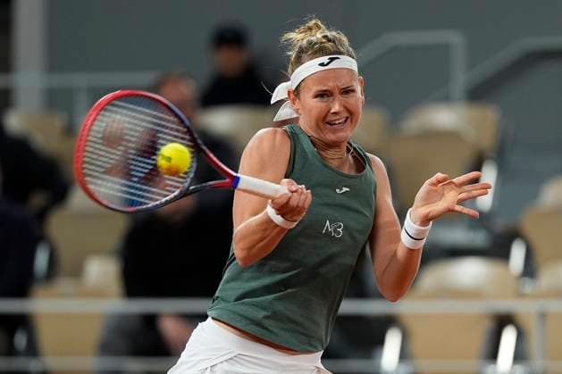 PARIS, FRANCE - MAY 31: Marie Bouzkova of Czech Republic makes a forehand shot during the 3rd round of Roland Garros 2024 match between vs at Roland Garros Stadium on May 31, 2024 in Paris, France. (Photo by Glenn Gervot Icon Sportswire) TENNIS: MAY 31 Roland-Garros EDITORIAL USE ONLY Icon2024053161602024
