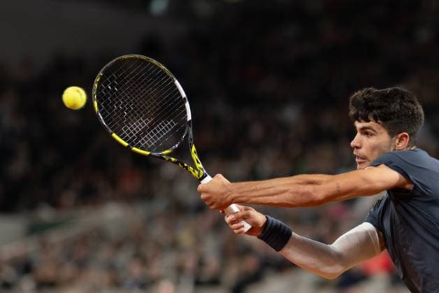 (240601) -- PARIS, June 1, 2024 -- Carlos Alcaraz hits a return during the men s singles third round match between Carlos Alcaraz of Spain and Sebastian Korda of the United States at the French Open tennis tournament at Roland Garros, Paris, France, May 31, 2024. ) (SP)FRANCE-PARIS-TENNIS-FRENCH OPEN-MEN S SINGLES MengxDingbo 