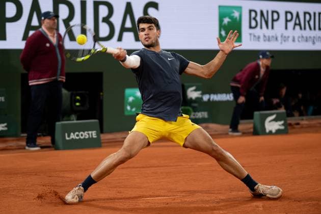 (240601) -- PARIS, June 1, 2024 -- Carlos Alcaraz hits a return during the men s singles third round match between Carlos Alcaraz of Spain and Sebastian Korda of the United States at the French Open tennis tournament at Roland Garros, Paris, France, May 31, 2024. ) (SP)FRANCE-PARIS-TENNIS-FRENCH OPEN-MEN S SINGLES MengxDingbo 