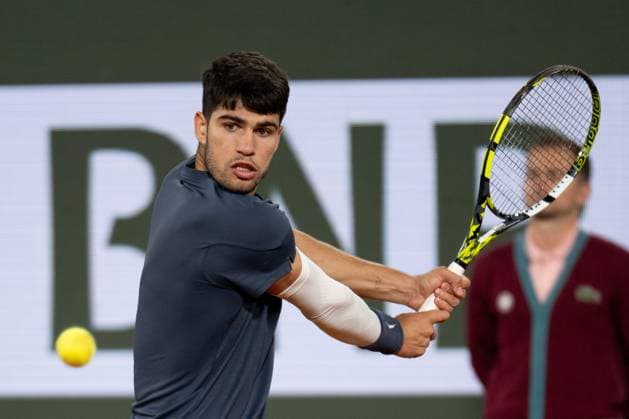 (240601) -- PARIS, June 1, 2024 -- Carlos Alcaraz hits a return during the men s singles third round match between Carlos Alcaraz of Spain and Sebastian Korda of the United States at the French Open tennis tournament at Roland Garros, Paris, France, May 31, 2024. ) (SP)FRANCE-PARIS-TENNIS-FRENCH OPEN-MEN S SINGLES MengxDingbo 