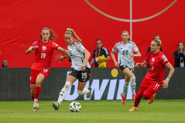 Rostock, Germany 31 May 2024 Womens international match European Championship Qualification 2024 Germany vs Poland In the picture from left in duel Natalia Padilla Poland , Giulia Gwinn Germany and Ewelina Kamczyk Poland during the match against Poland at the Ostseestadion in Rostock DFB regulations prohibit any use of photographs as image sequences and or quasi video Ostseestadion Mecklenburg Vorpommern Copyright: xFotostandx xFantinix