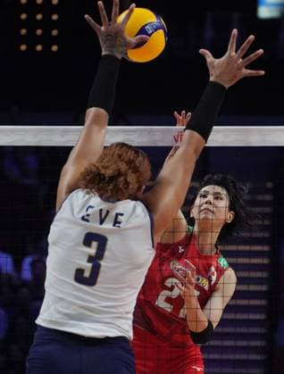 (240601) -- MACAO, June 1, 2024 -- Wada Yukiko (R) of Japan competes during the preliminary match between Japan and the Dominican Republic at the Women s Volleyball Nations League 2024 Macao in Macao, south China, June 1, 2024. ) (SP)CHINA-MACAO-VOLLEYBALL-WOMEN S NATIONS LEAGUE 2024-JPN VS DOM (CN) LuixSuixWai 