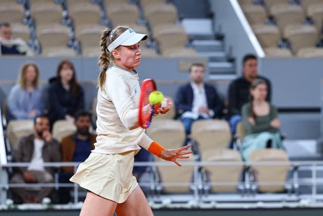 2024.06.01 Paryz Tenis French Open Roland Garros 2024 Elise Mertens - Elena Rybakina N Z Elena Rybakina Foto Pawel Andrachiewicz PressFocus 2024.06.01 Paris Tennis French Open Roland Garros 2024 Elise Mertens - Elena Rybakina Elena Rybakina Photo Pawel Andrachiewicz PressFocus NEWSPIX.PL --- Newspix.pl  20240601_PF_PA101